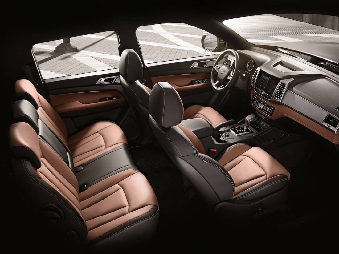 ssangYong-grand-musso-interior