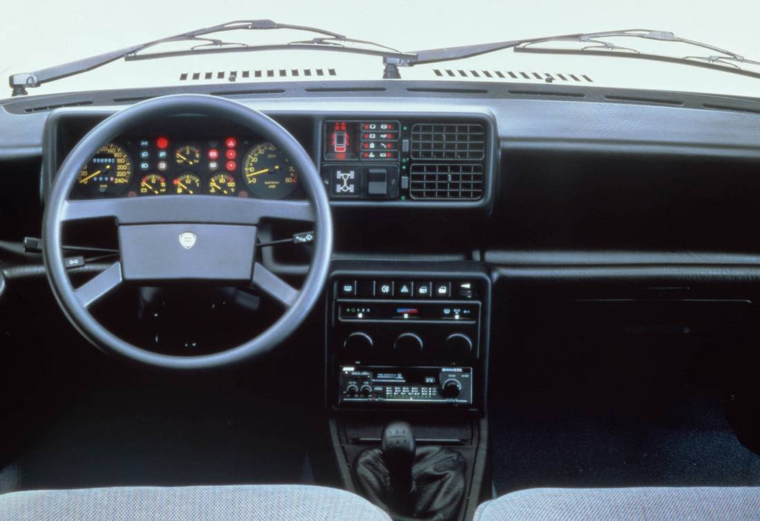 lancia-prisma-interieur