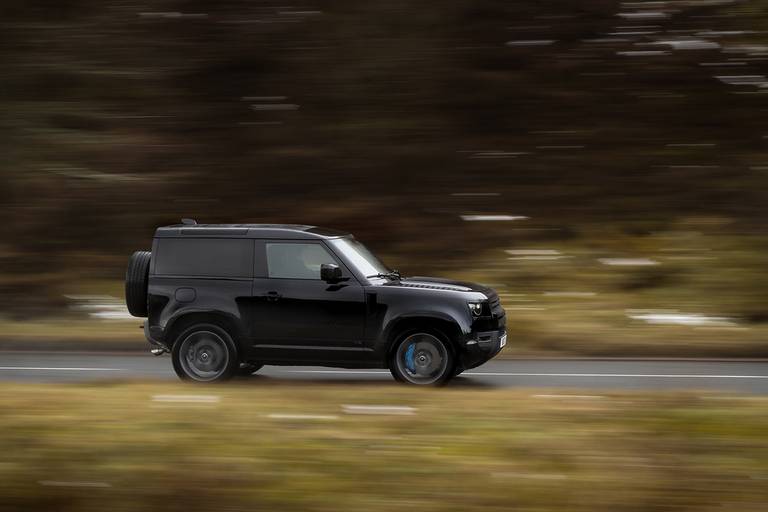  I fuoristrada come il Land Rover Defender sono perfetti per una vita attiva con un cane.