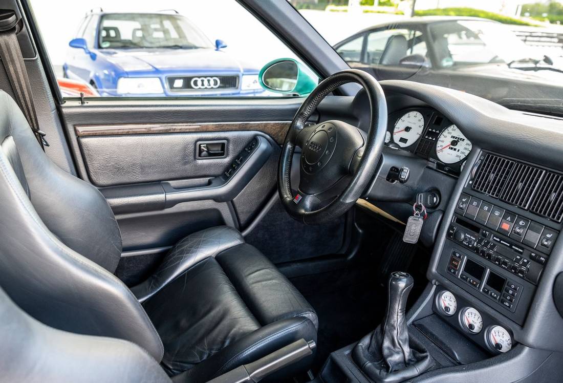 audi-rs2-interior