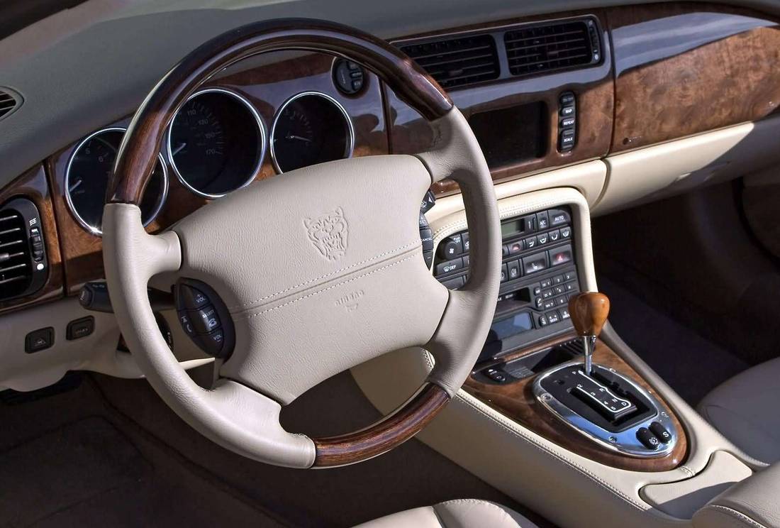 jaguar-xk8-interior