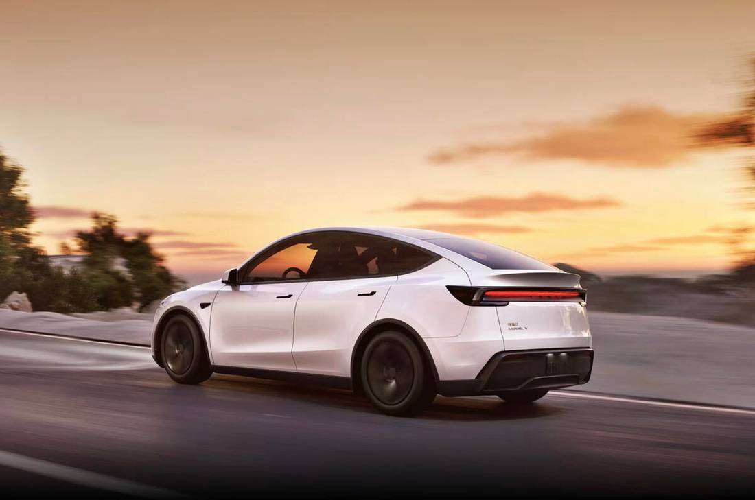 Nuova Tesla Model Y 2025 01 - retro