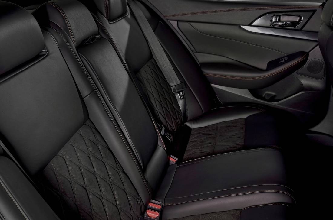 nissan-maxima-seats