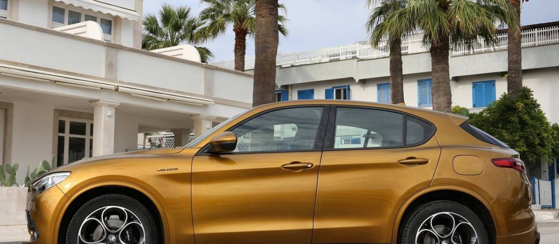 Alfa_Romeo_Stelvio_Side-1100.jpeg
