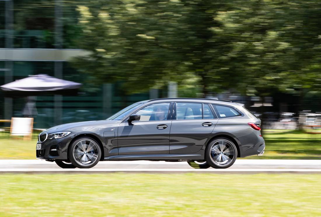 bmw-330e-touring-side