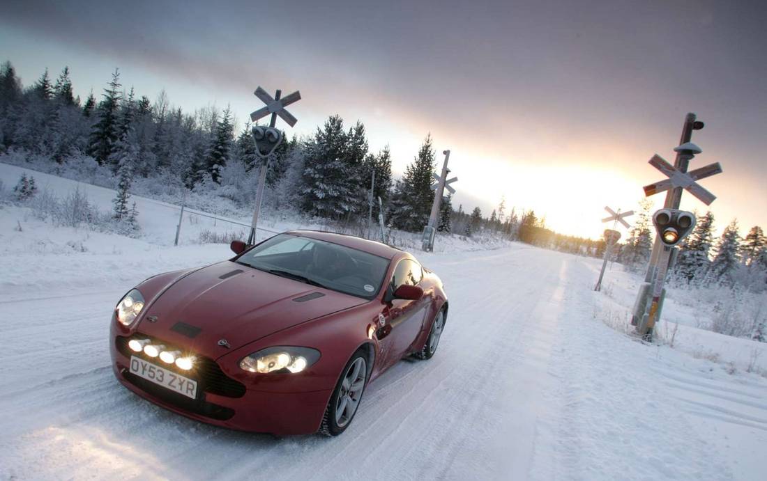 aston-martin-v8-front