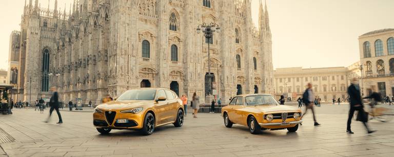 Alfa Romeo Stelvio GT Junior e Alfa Romeo GT 1300 Junior (1967) - Piazza Duomo - Milano