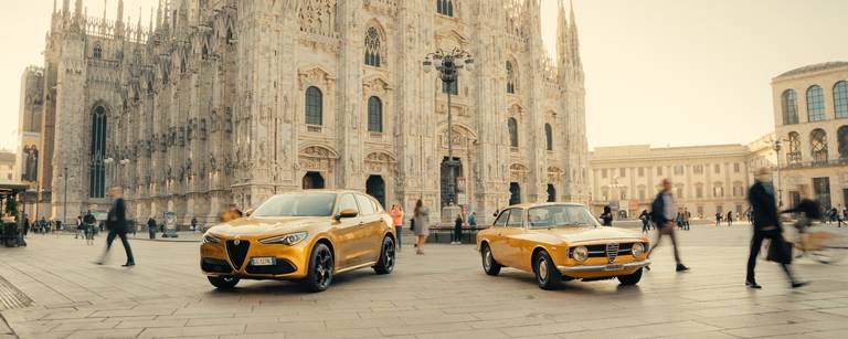 Alfa Romeo Stelvio GT Junior e Alfa Romeo GT 1300 Junior (1967) - Piazza Duomo - Milano