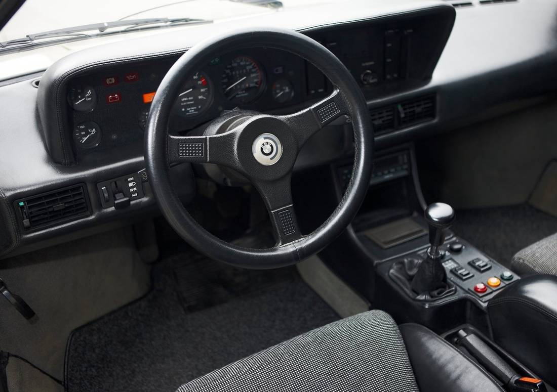 bmw-m1-interior