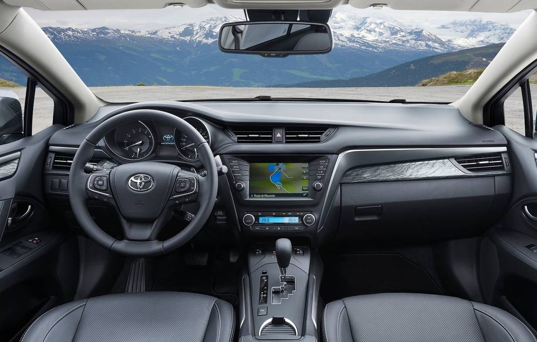 toyota-avensis-interior