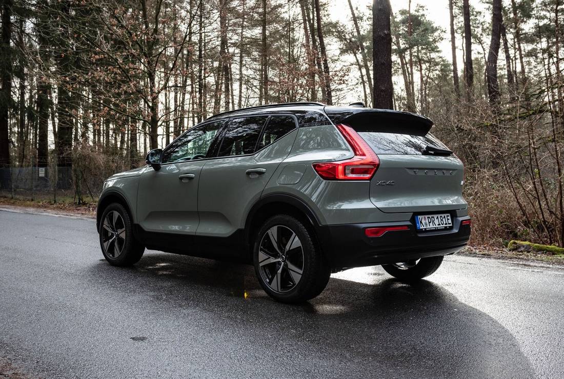 volvo-xc40-recharge-back