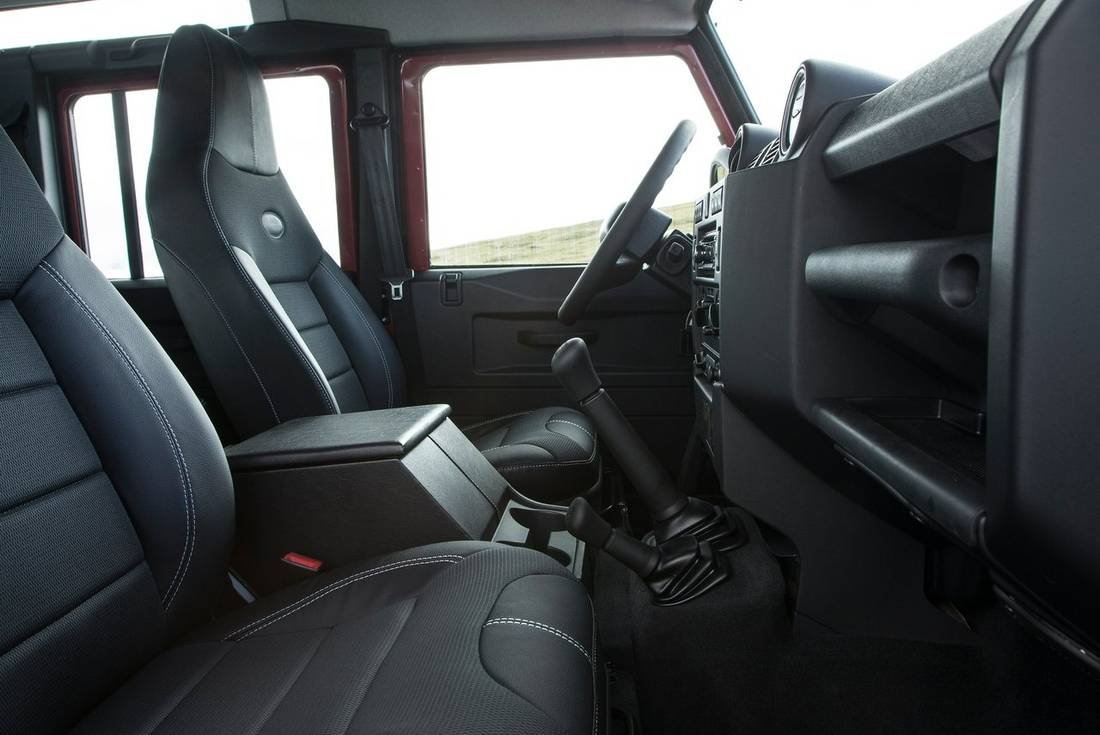 land-rover-defender-interieur