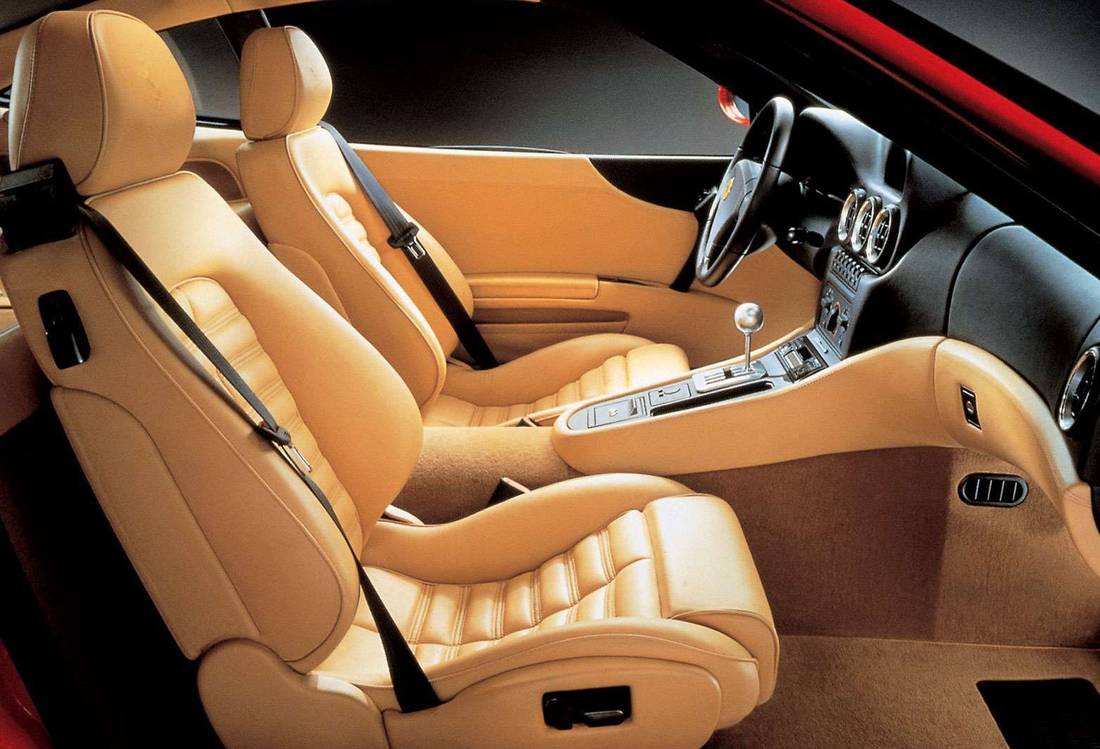 ferrari-550-interior