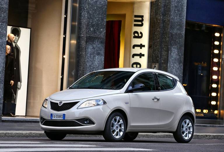 lancia-ypsilon-side