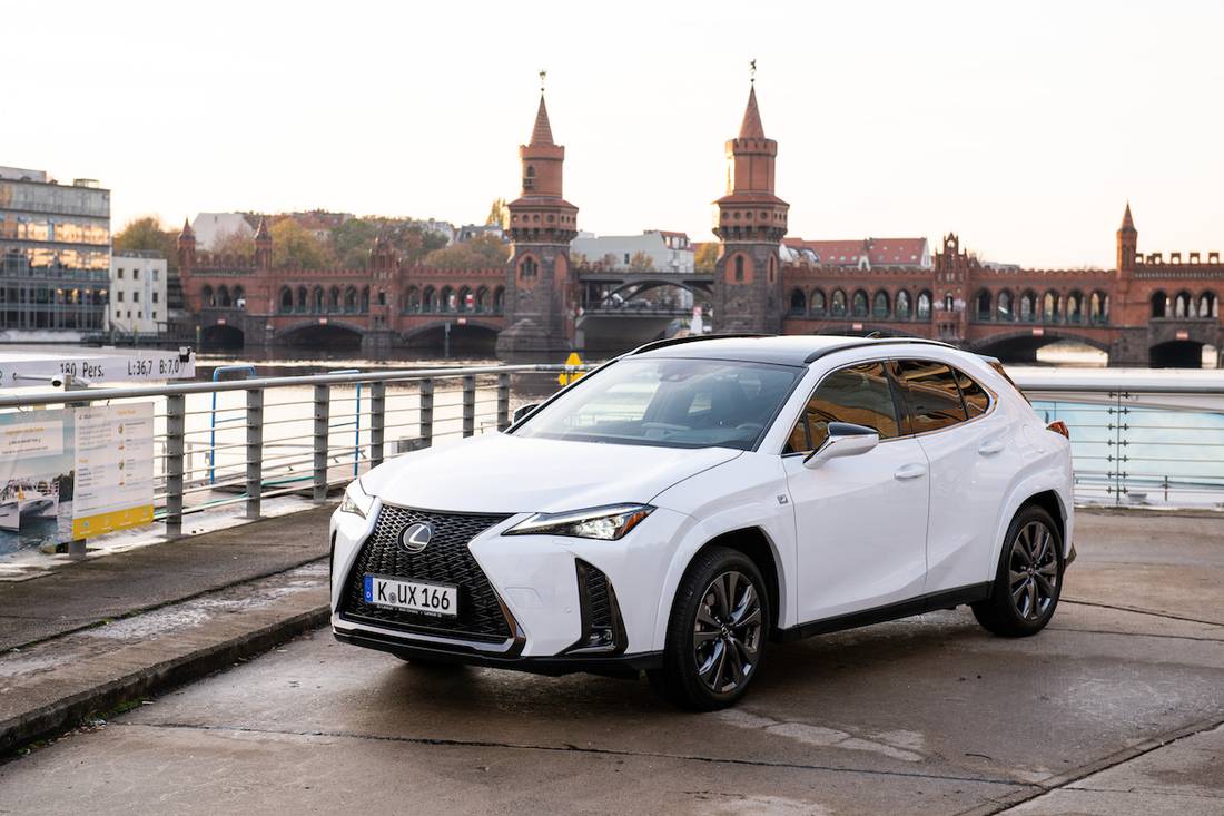 Lexus UX (2022) statisch, vooraanzicht