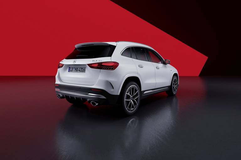 Mercedes-AMG GLA e GLB il massimo della sportività in stile compact SUV 1