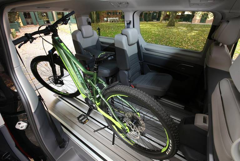 Nuovo Volkswagen Multivan - interni con bicicletta