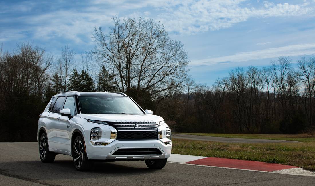 Mitsubishi_OutlanderPHEV_Selects-7-source (1)-source.jpg