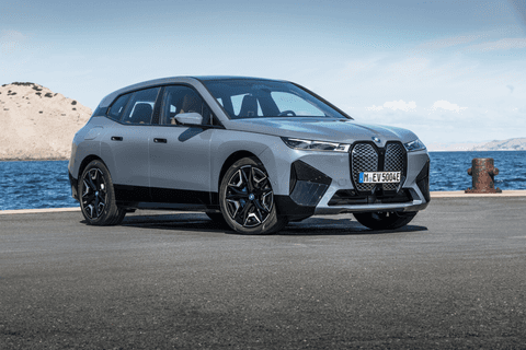 BMW iX, il Suv che esagera