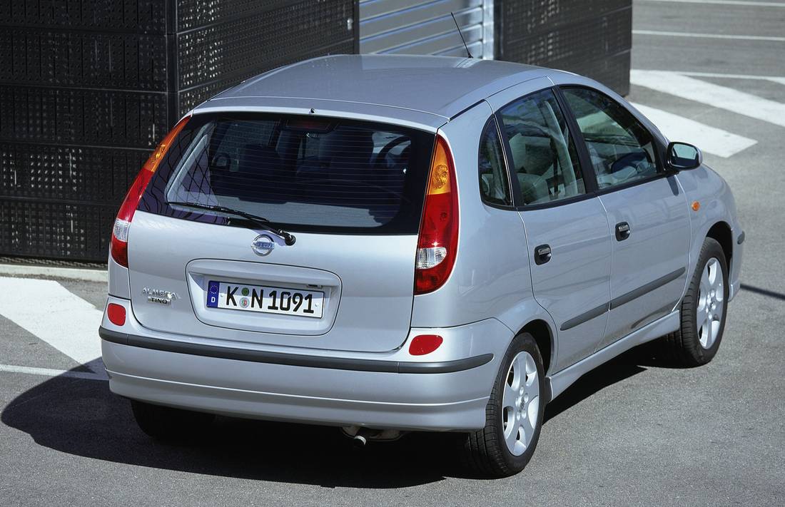 nissan-almera-tino-back