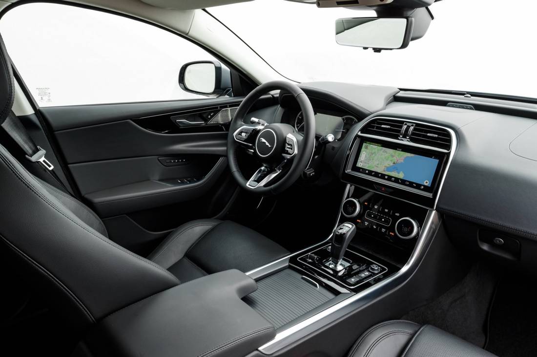 jaguar-xe-cockpit