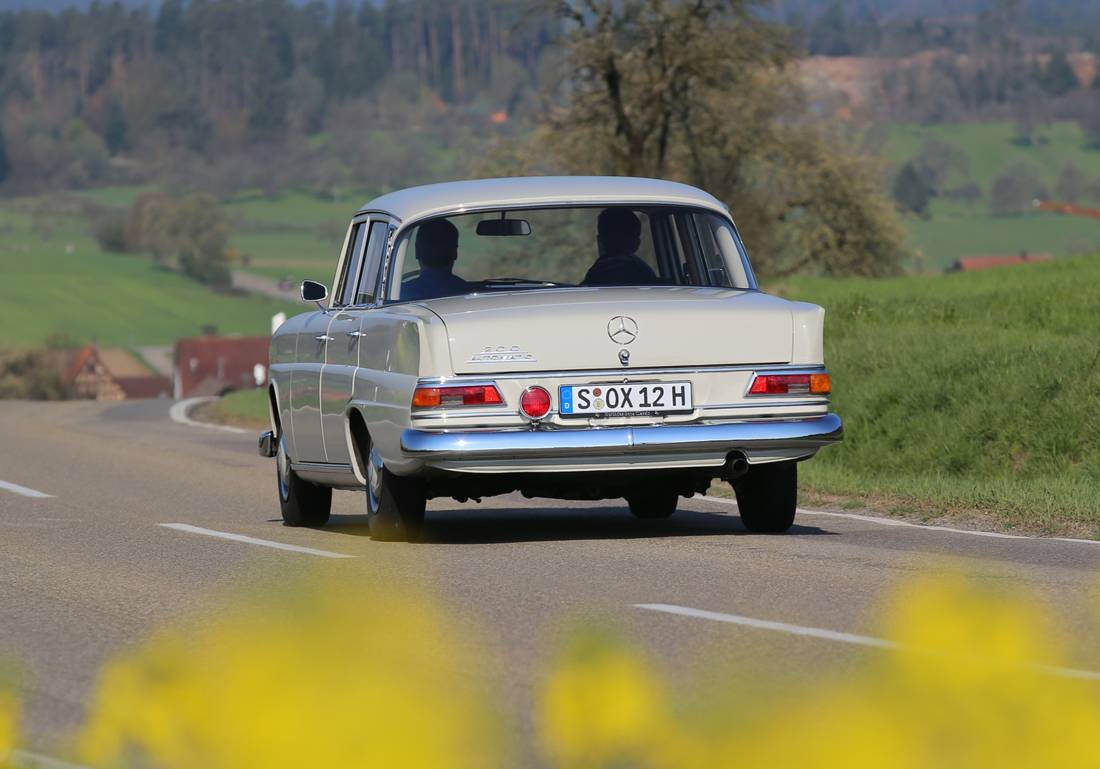 mercedes-benz-200-back