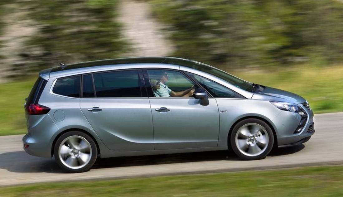 opel-zafira-tourer-side