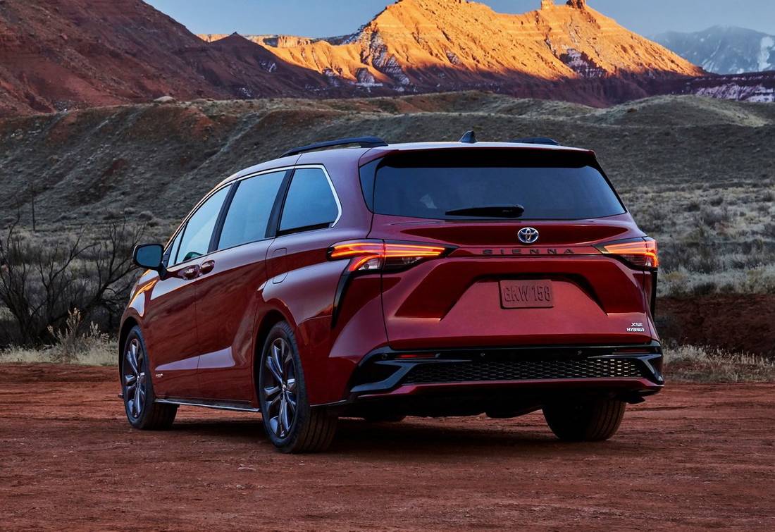 toyota-sienna-back