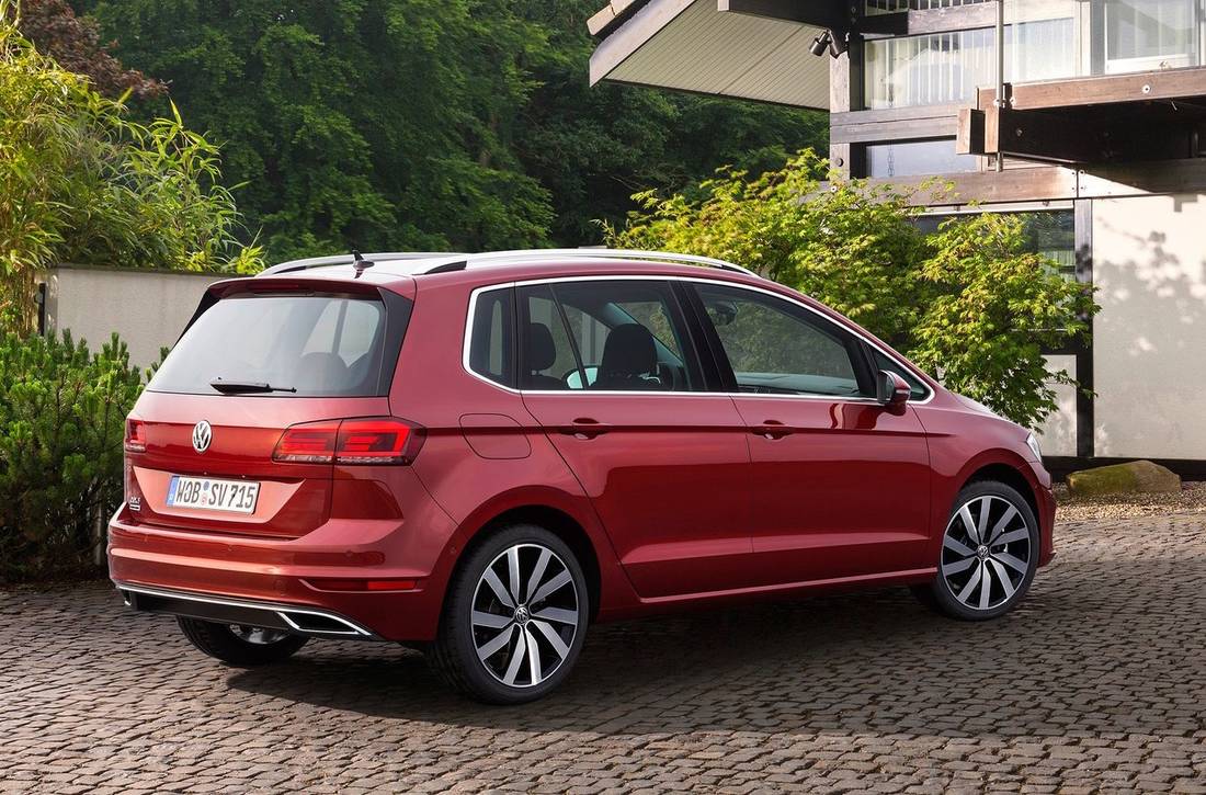 volkswagen-golf-sportsvan-back