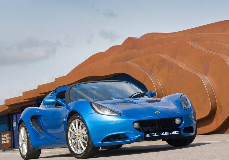  La Lotus Elise è un'auto da corsa leggera e ingegnosa per la strada