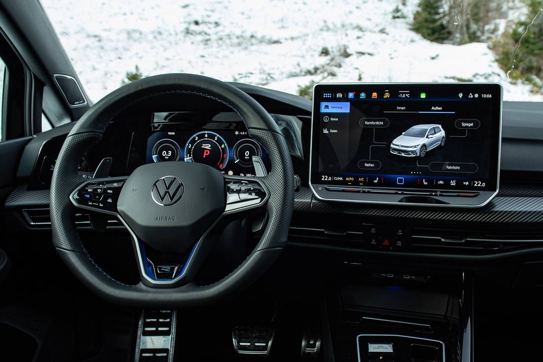 vw-golf-r-8-5-2024-infotainment