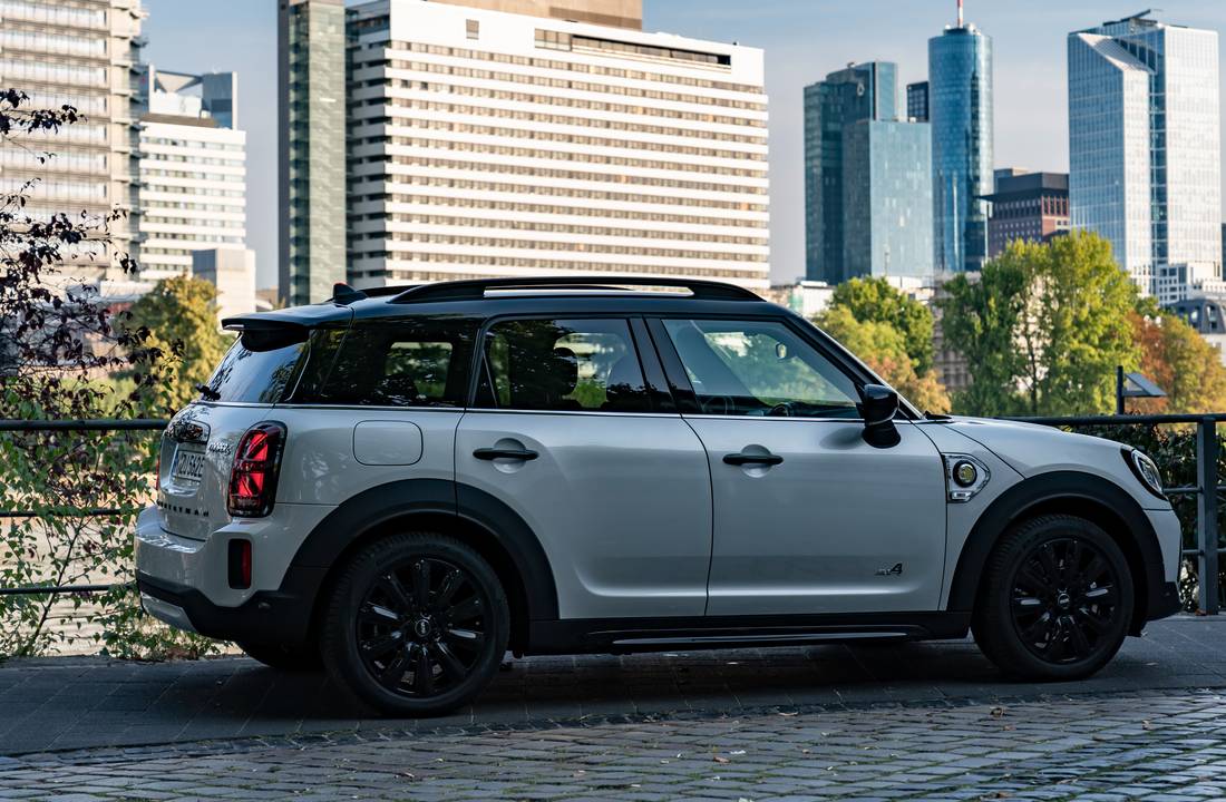 mini-cooper-d-countryman-side