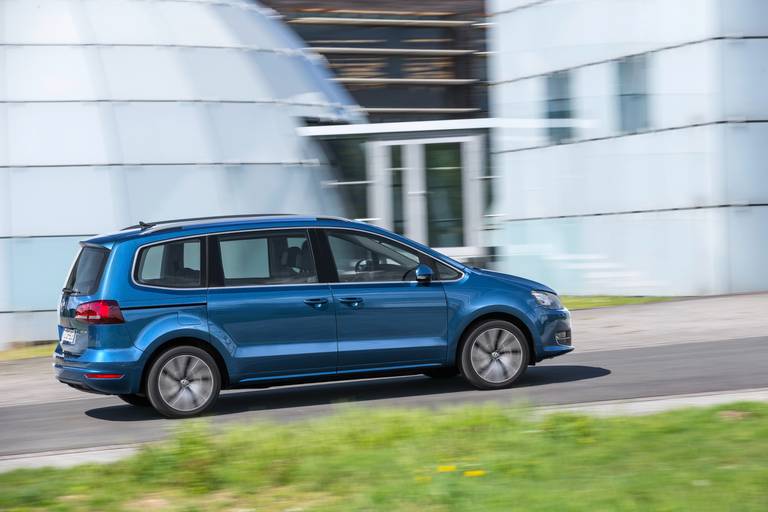  La VW Sharan si presenta come un furgone familiare pratico e spazioso.