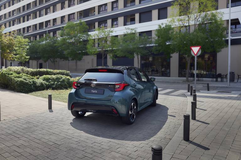 vernieuwde-toyota-yaris-2025-maakt-sportieve-rijders-en-boomknuffelaars-blij-2024-09