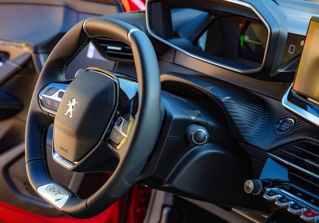 Peugeot-208-volante.jpeg