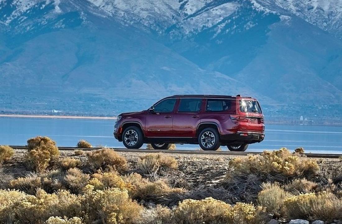 jeep-wagoneer-side