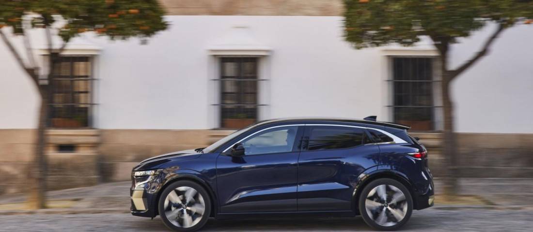 Renault_Megane_E-Tech_Seitenansicht-1100