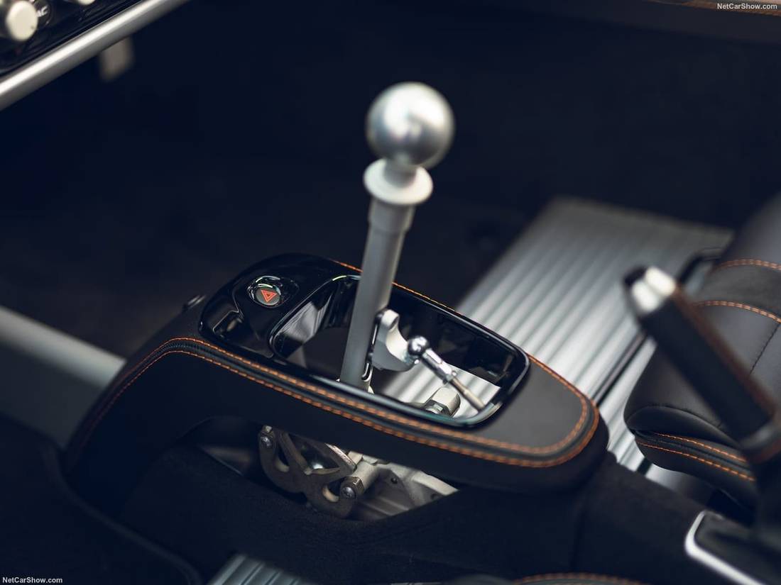 lotus-exige-gear-shift.jpg