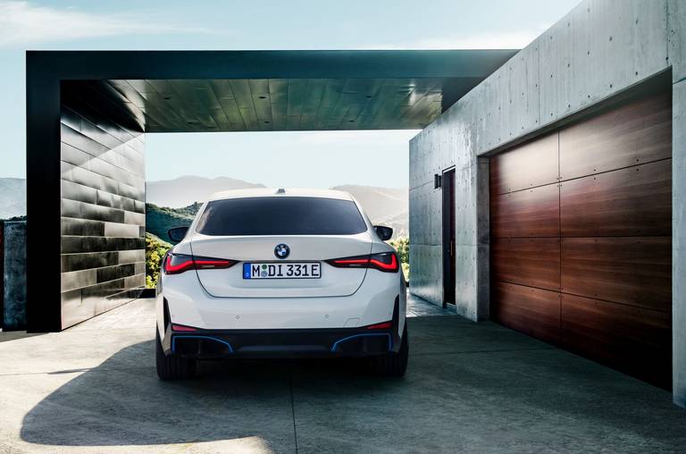 BMW i4 vista posteriore