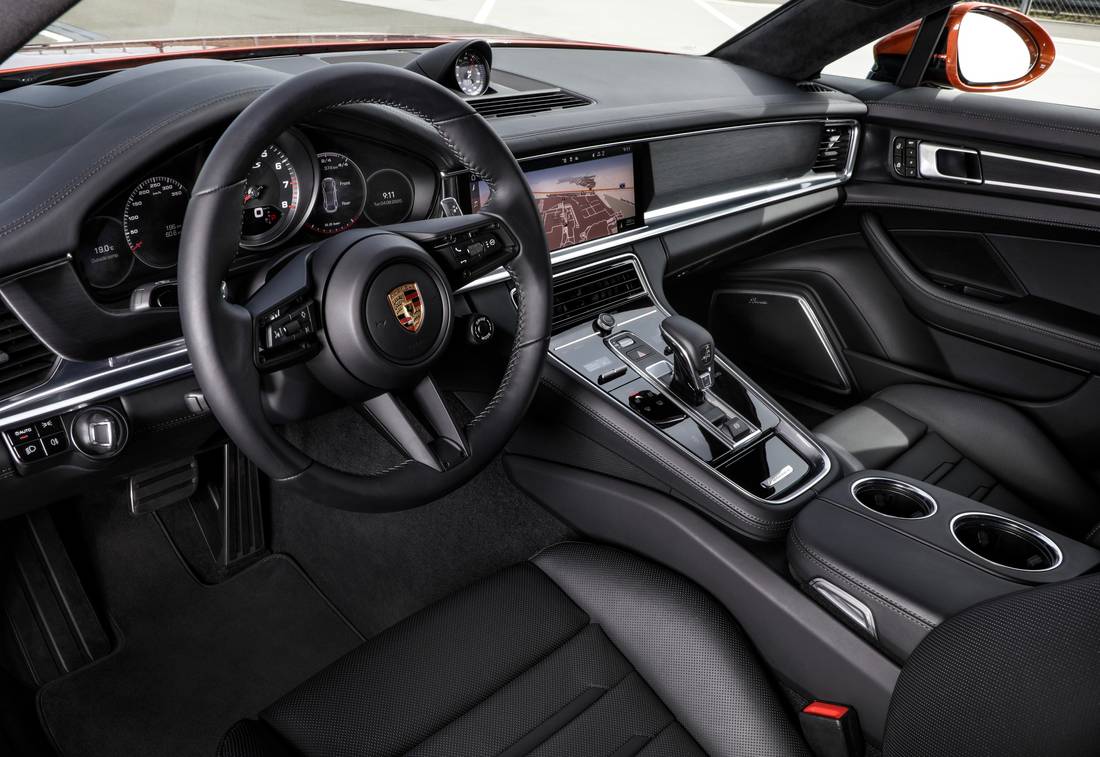 porsche-panamera-sport-turismo-interior