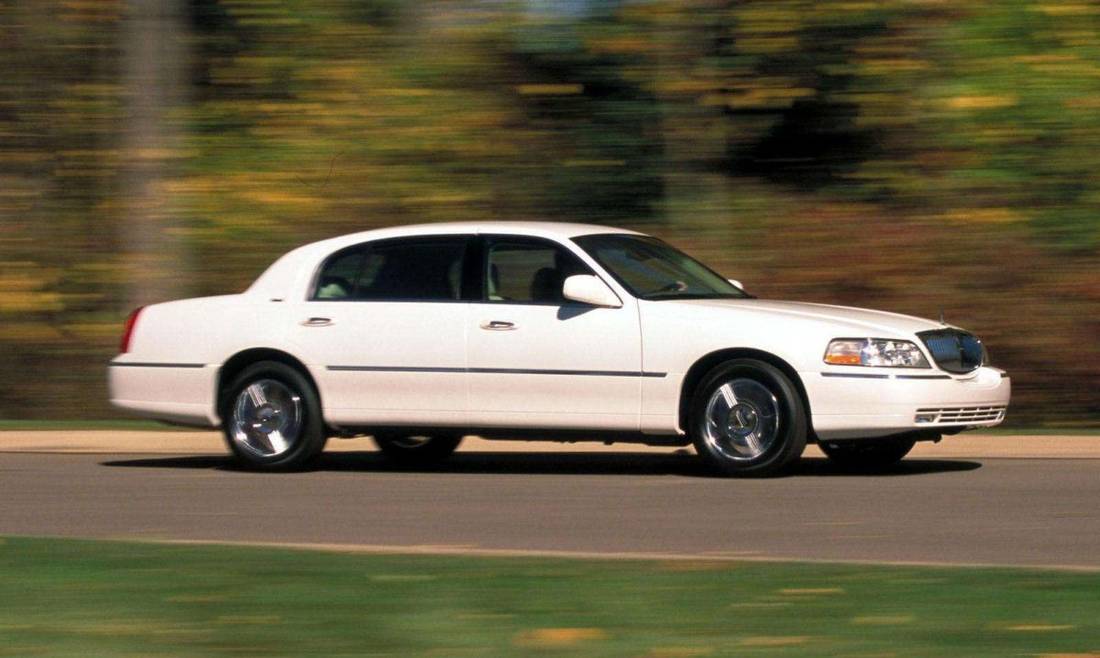 lincoln-town-car-side
