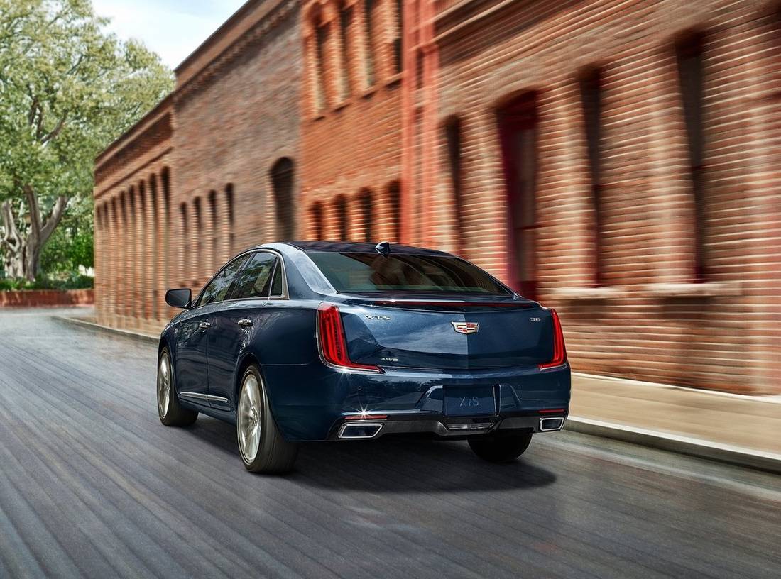 cadillac-xts-back