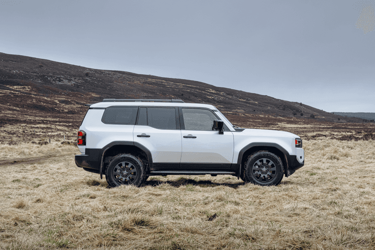 2024-landcruiser-mte-static-003