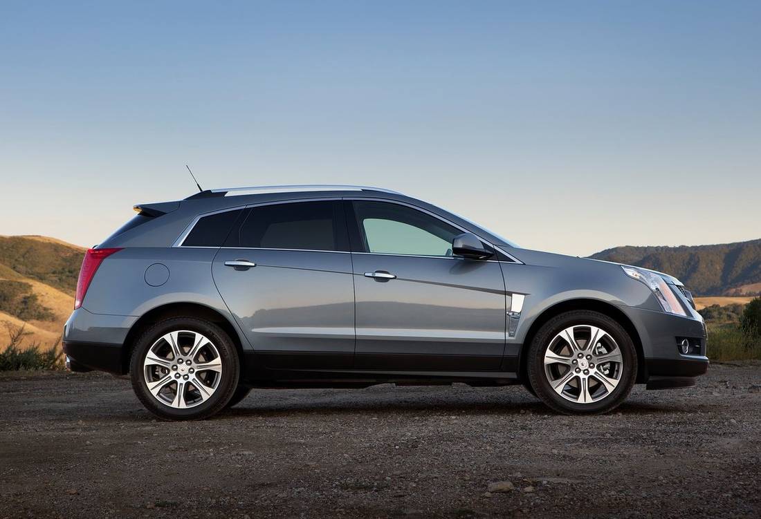 cadillac-srx-side