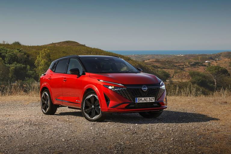 14. New refreshed Qashqai 2024 in fuji sunset color parked beside the road in Faro, Portugal-min