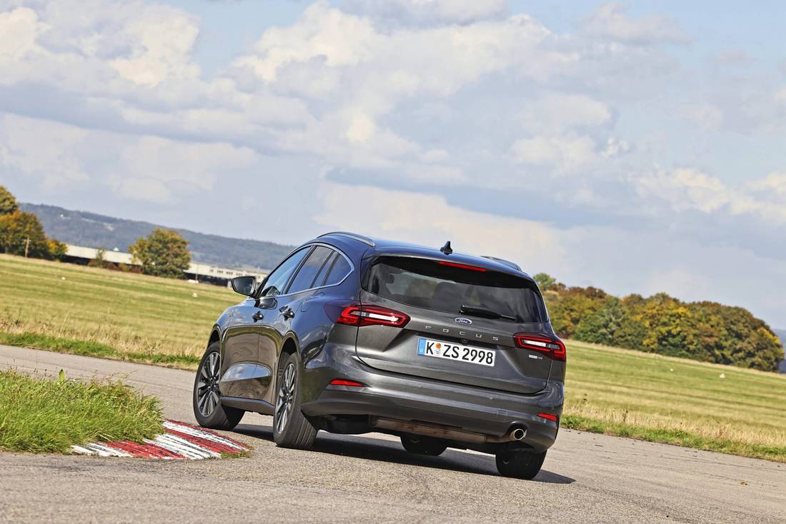 ford-focus-kia-ceed-2023-2