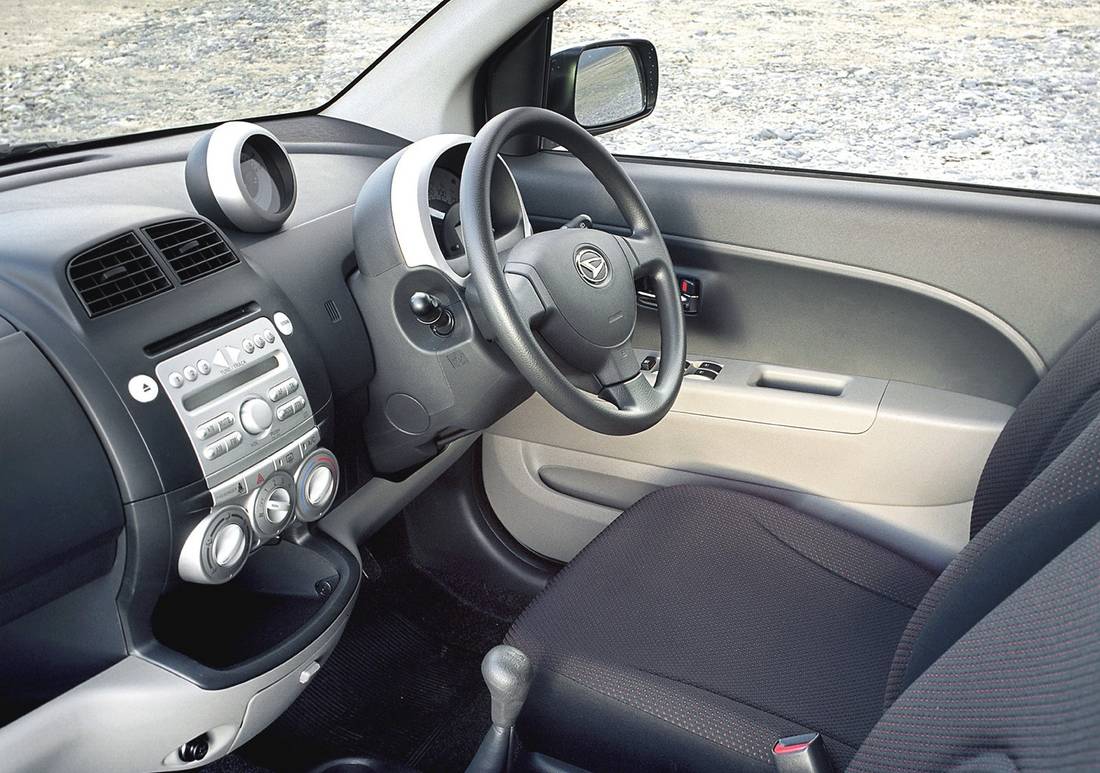 daihatsu-sirion-interior