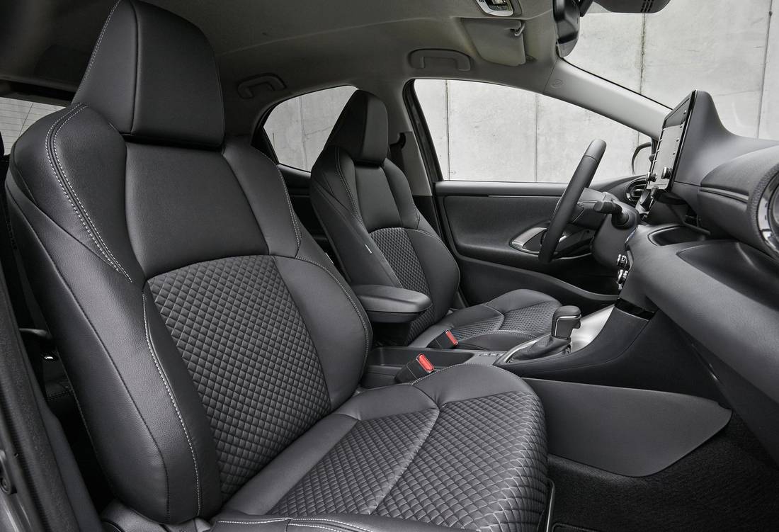 mazda-2-hybrid-seats