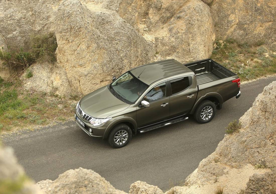 mitsubishi-l200-gray-overview