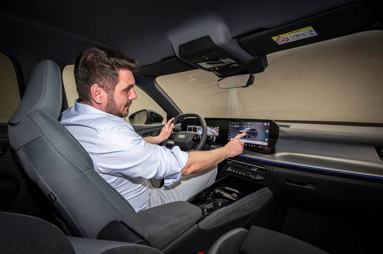 audi-q3-2025-cockpit-tv